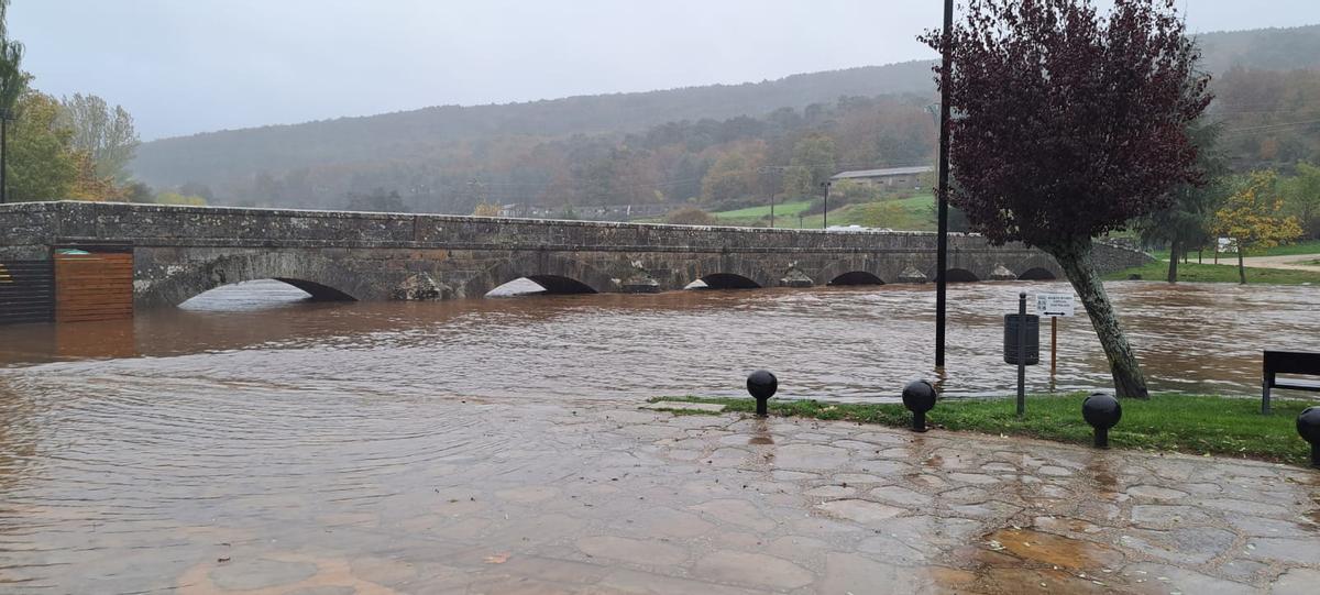 Vista del puente de los Carreteros de Salduero, en uno de los últimos desbordes del Duero.