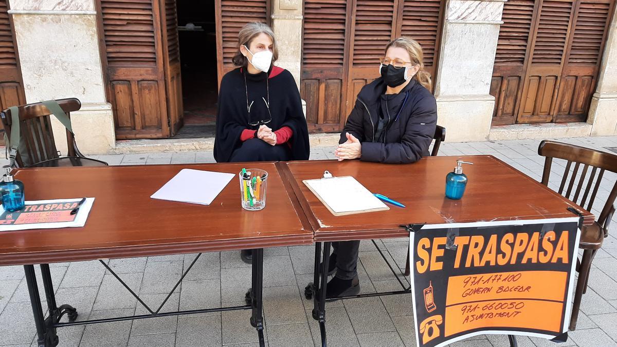 Intengrantes de los comerciantes y restauradores de Llucmajor, hoy recogiendo firmas en el mercado de la localidad.