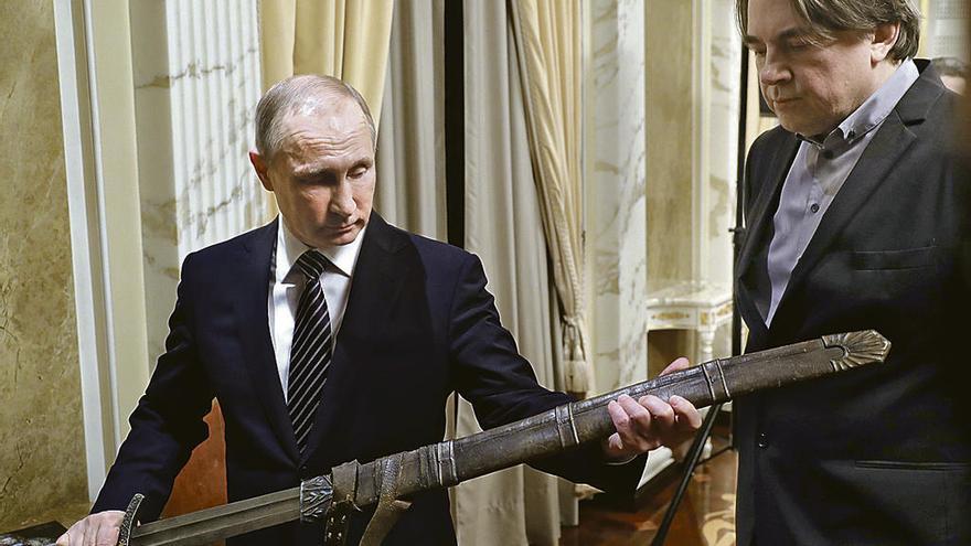 Putin, ayer, en el Kremlin, sostiene una réplica de la espada que se utiliza en la película &quot;The Viking&quot;.