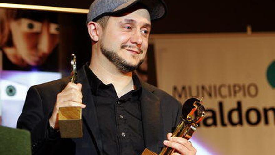 El director de cine Roberto Castón recibe el premio Mauricio Litman a Mejor Director por la película &quot;Ander&quot; (España-País Vasco), durante la ceremonia de clausura del XII Festival Internacional de Cine de Punta del Este (Uruguay). La película española &quot;Ander&quot;, del cineasta Roberto Castón, fue la gran triunfadora en el Festival al alzarse con los galardones a Mejor Película, Mejor Director y Mejor Actor.