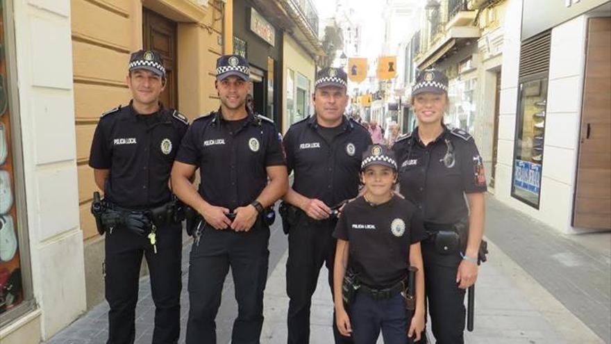 El niño Mario Suárez se convierte en un agente de policía local por un día