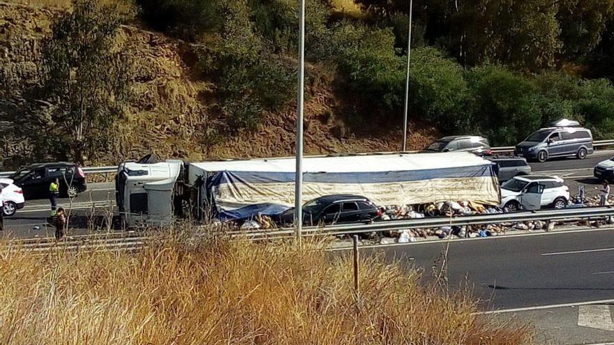 El camión volcado en la A-7, cerca de la salida de Ojén.