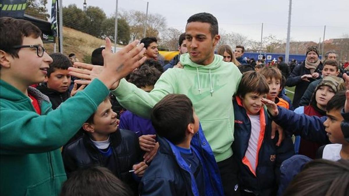 Thiago, con los niños de su torneo
