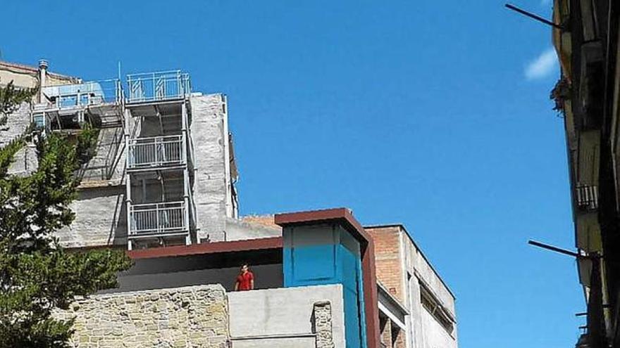 De color blau, l&#039;ascensor al carrer de Santa Llúcia