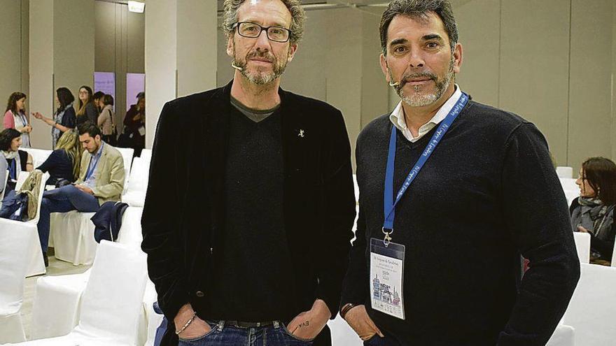 Menéndez Salmón y Víctor del Árbol, ayer, antes del acto que protagonizaron en Gijón.