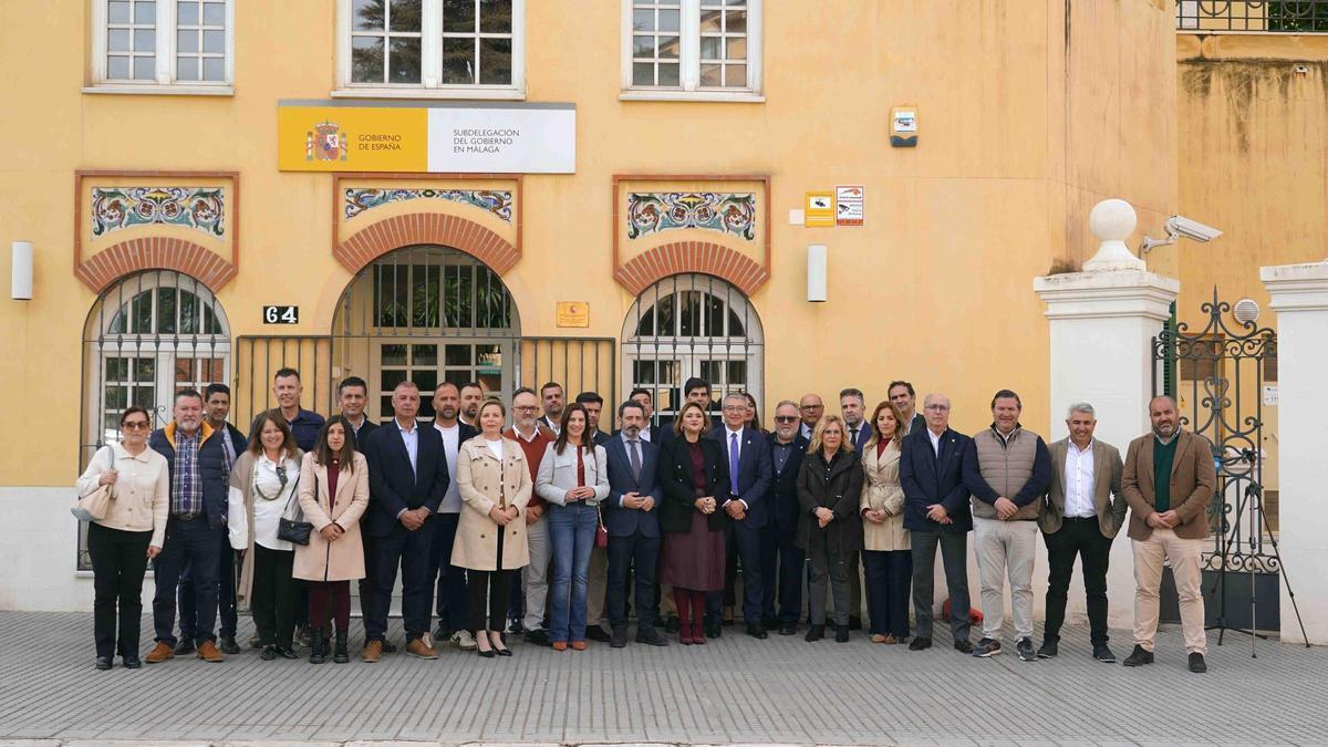 Alcaldes y dirigentes del PP, este martes ante la Subdelegación del Gobierno en Málaga.