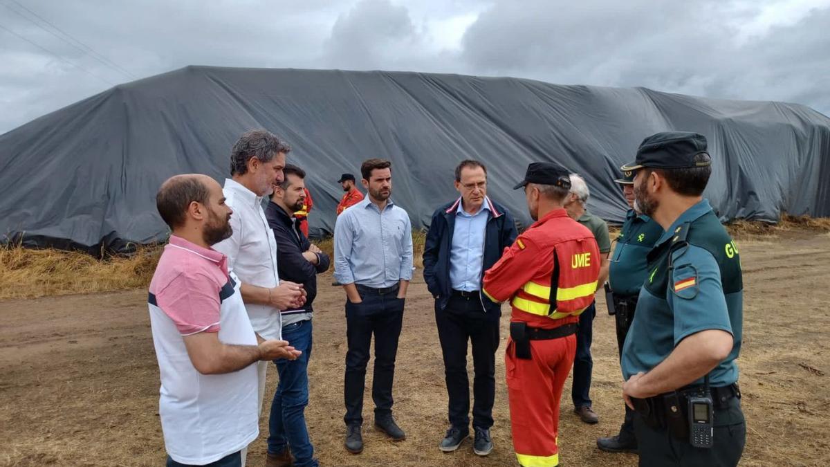 Sobre estas líneas, Ángel Blanco, Luis Tudanca y Antidio Fagúndez en la zona calcinada. A la izquierda, una vivienda en Otero de Bodas. | Cedida y A. S.