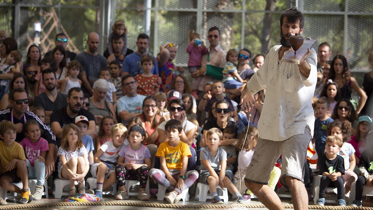 Espectáculos en el Parc de l’Escorxador en la foto Cia. D’Es Tro: Poi, especialista en peonzas