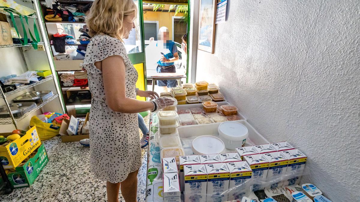 Una mujer compra en una tienda de Alicante.