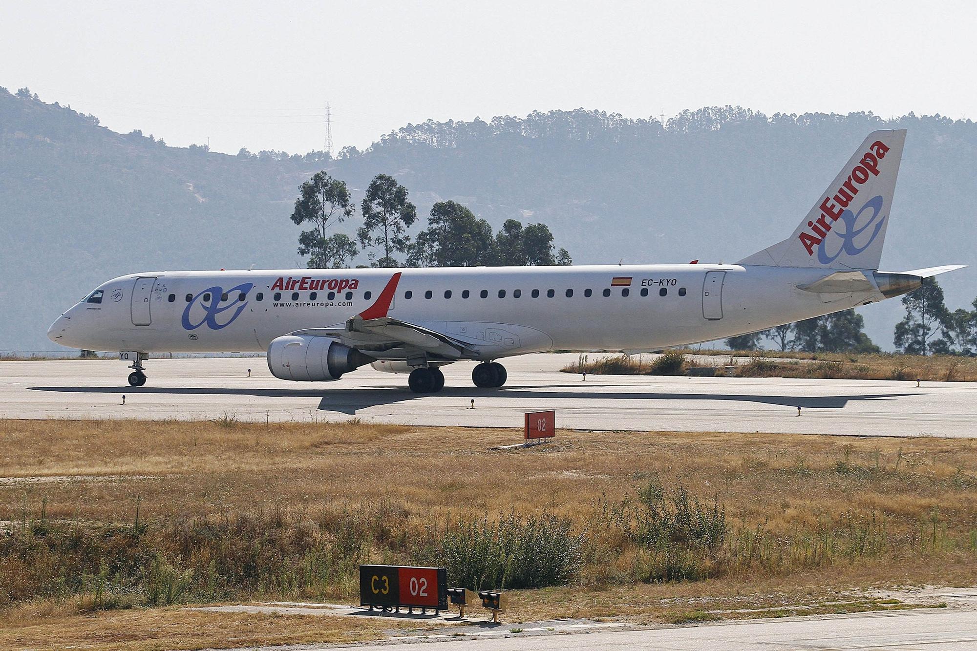 Embraer 195 de Air Europa en el aeropuerto de Vigo.