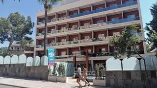 Herido crítico un joven checo de 29 años al precipitarse de un séptimo piso de un hotel de s'Arenal cuando huía de los vigilantes de seguridad