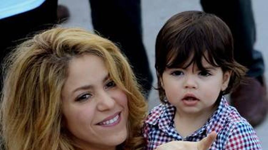 Shakira viaja por primera vez a Colombia con Milan