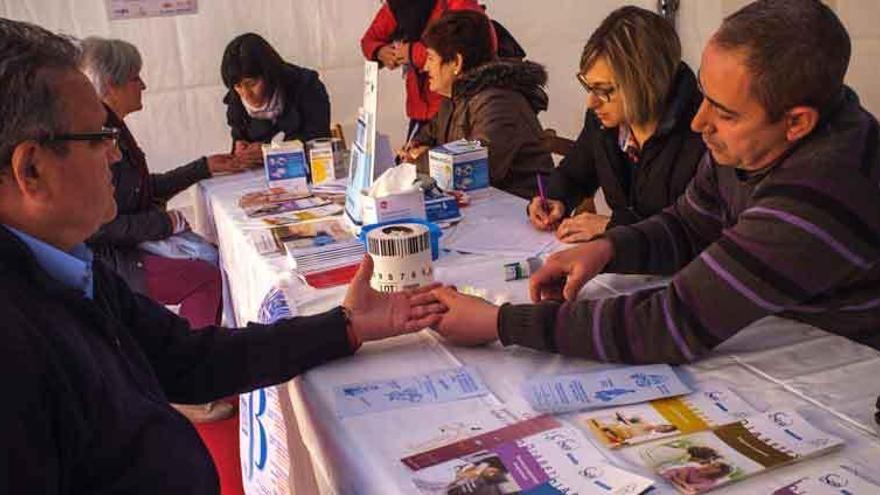 Voluntarios de ADIBE realizando glucemias en Santa María ayer por la mañana.