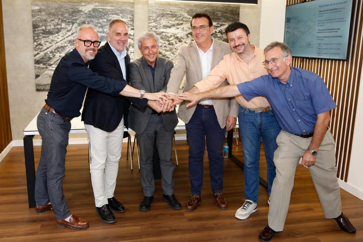 El comisionado, entre los alcaldes de Sant Joan y Mutxamel, los ediles de Urbanismo y un representante de la Mancomunidad