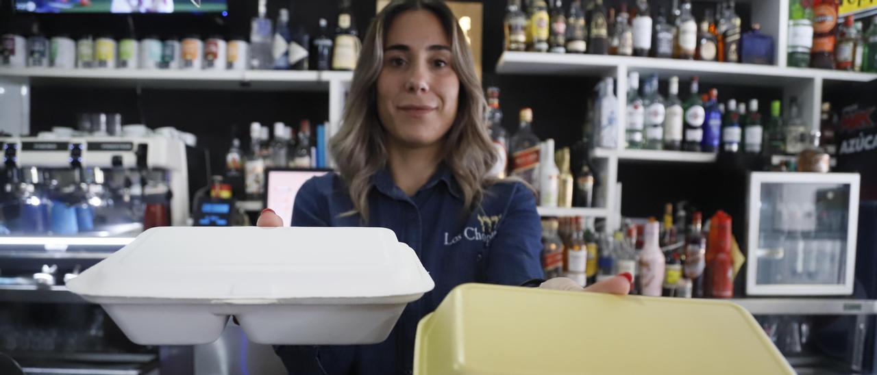 Una hostelera en Córdoba ofrece las sobras de una comida para llevar en los recipientes del establecimiento.