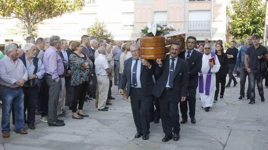 Traslado del féretro hacia el Templo Nuevo de Marín donde se celebró el funeral.  // Santos Álvarez