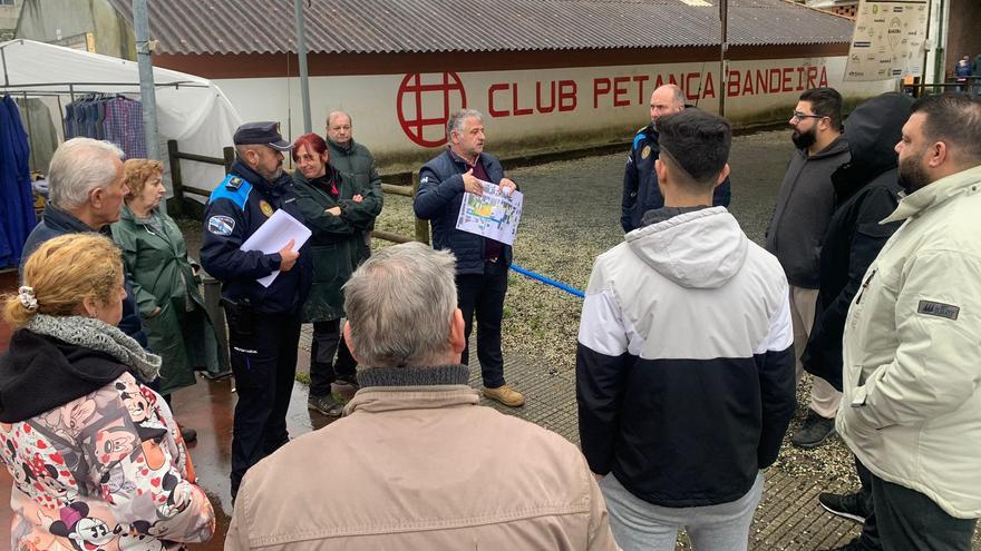 Reunion de feirantes en A Bandeira con el regidor de Silleda, en el centro con un mapa