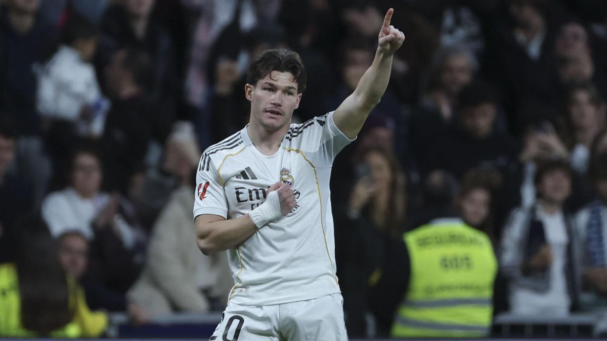 El defensa del Real Madrid Fran García celebra su gol ante el Betis, durante el partido de LaLiga entre el Real Madrid y el Real Betis.