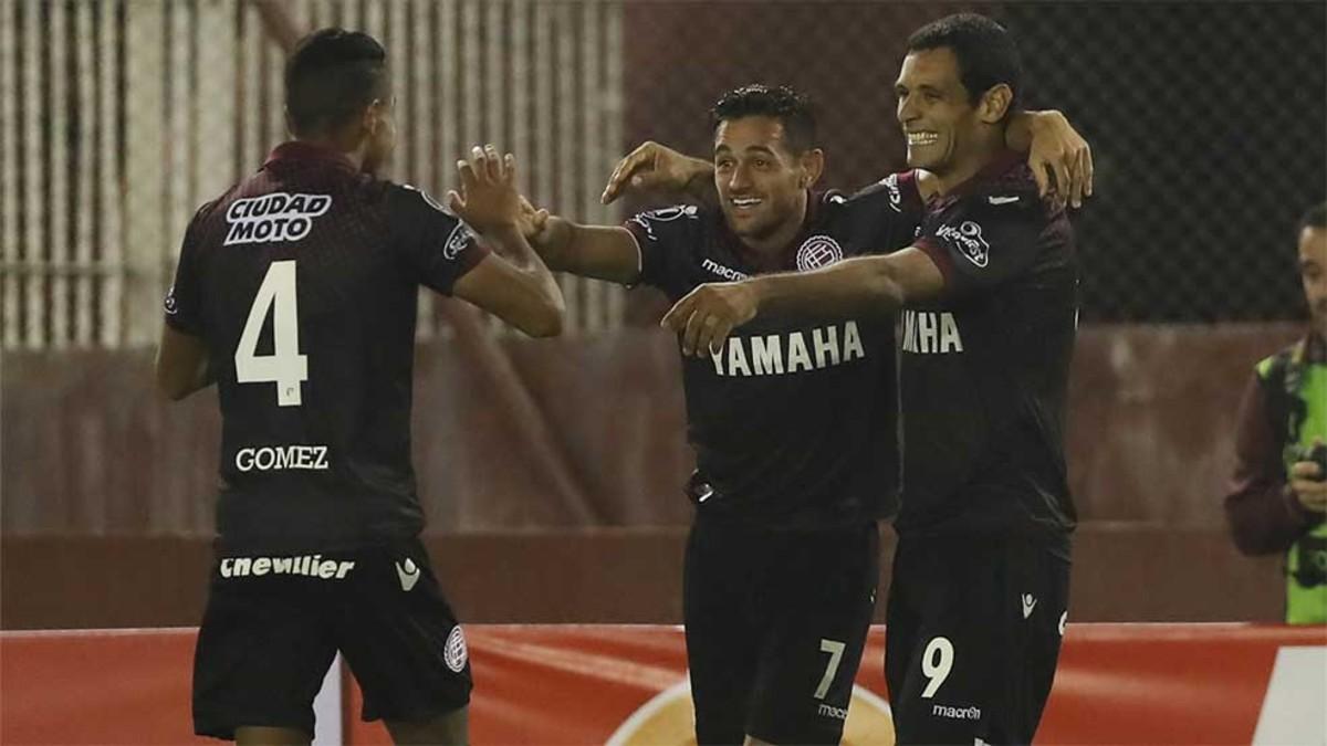 José Sand (d), de Lanús, celebra con sus compañeros el segundo gol ante Zulia