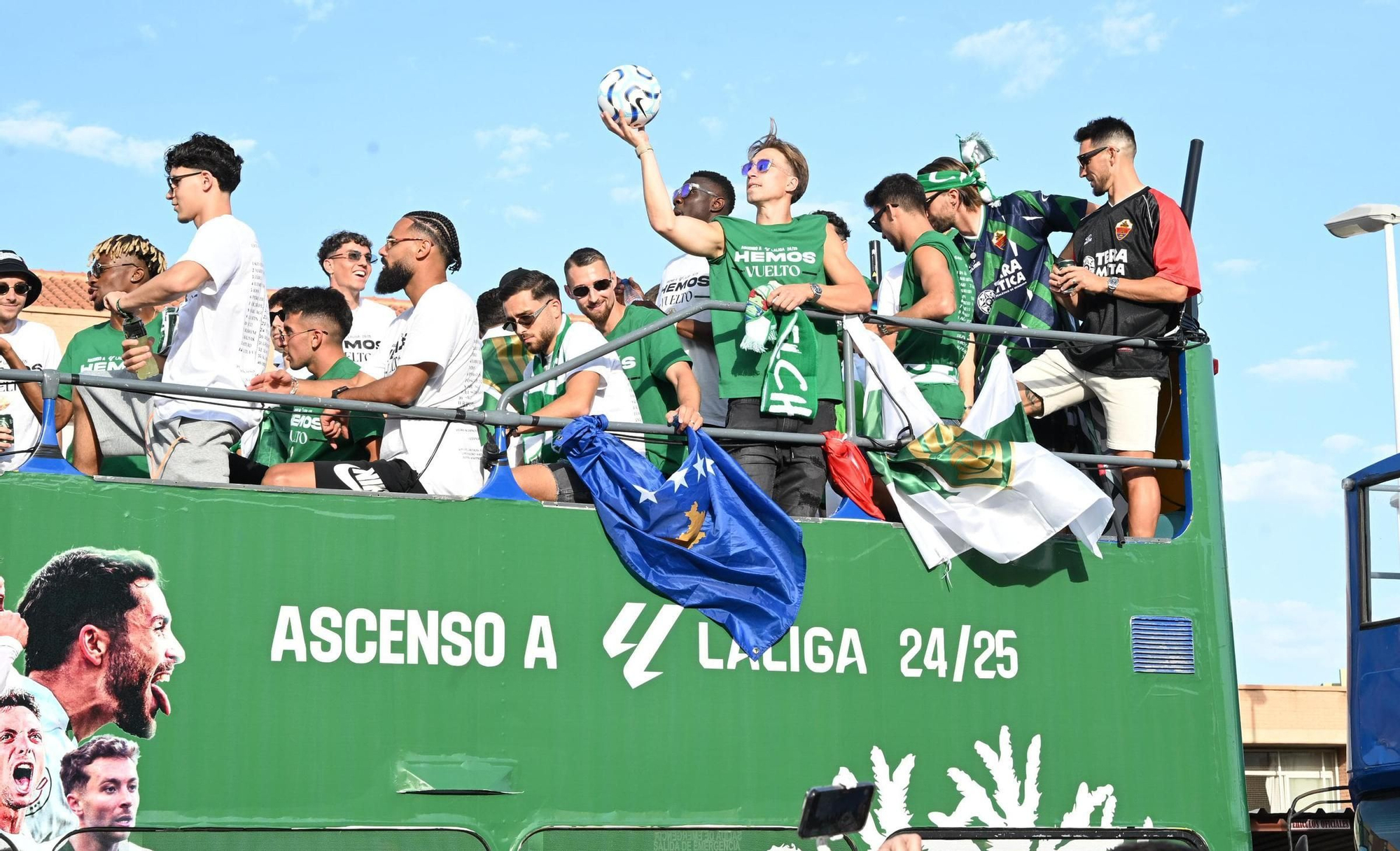 El Elche CF celebra el ascenso a Primera con una rúa en autobús hasta la Plaça de Baix