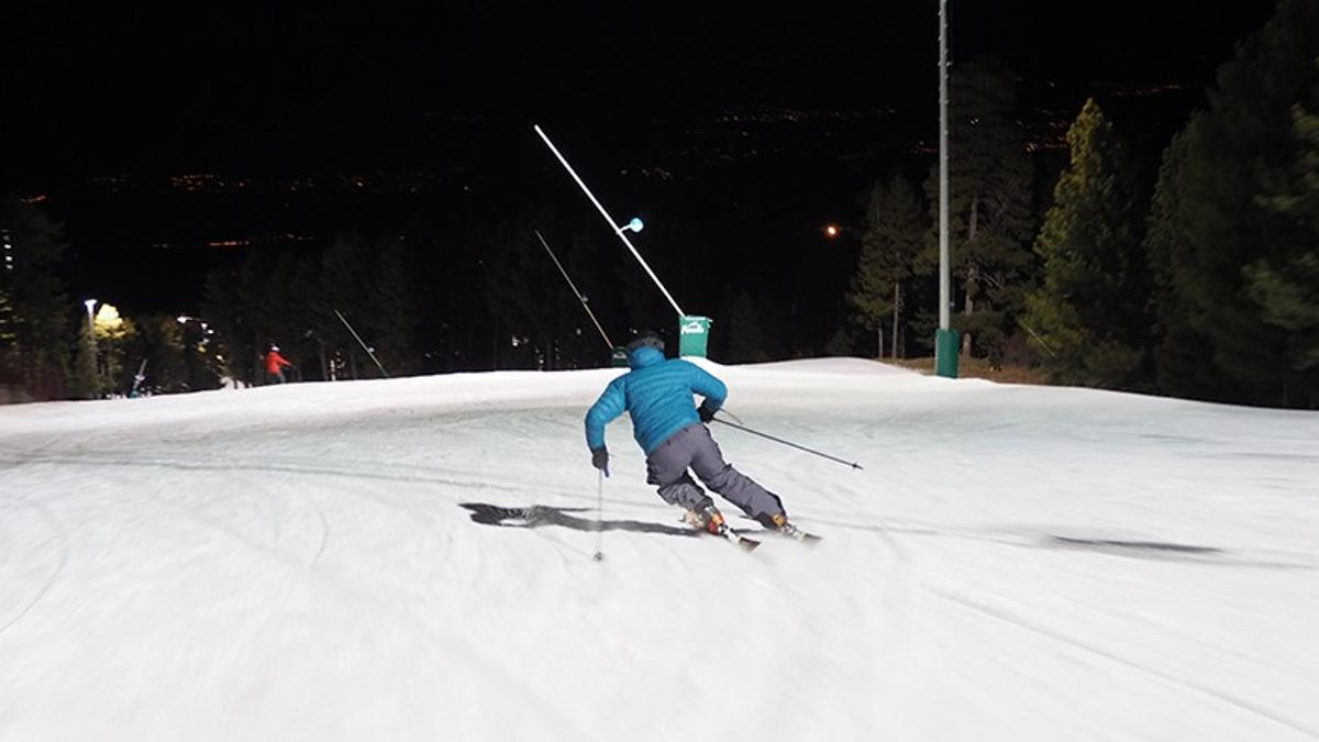 Un esquiador a les pistes de Masella una jornada d'esquí nocturn