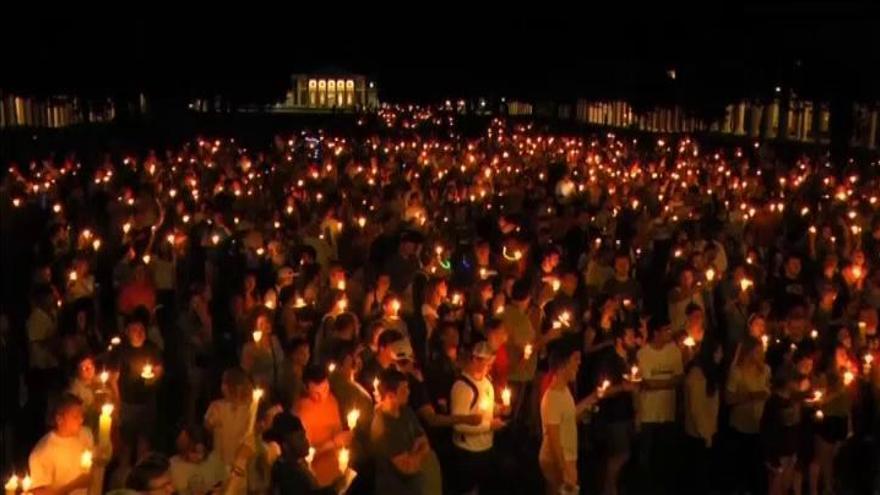 Cientos de personas homenajean a la mujer muerta en Charlottesville