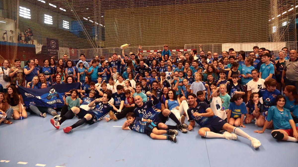 Aficionados del Balonmano Benidorm con los jugadorees