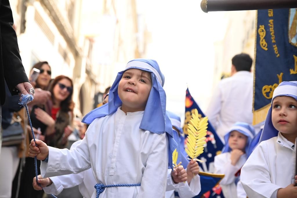 Alumnos del colegio de la Milagrosa durante su desfile por las calles del centro de la ciudad