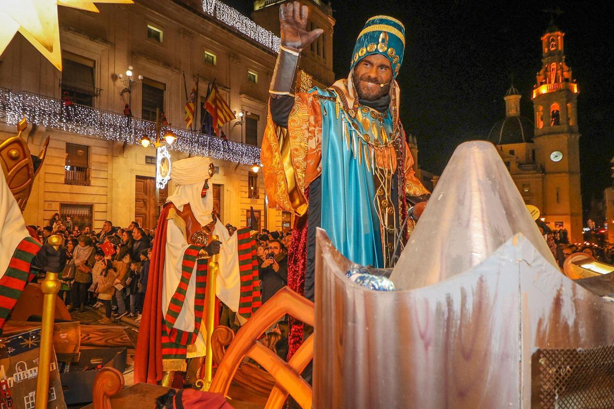 El Embajador Real y la entrega de cartas a las burritas llenan de ilusión las calles de Alcoy