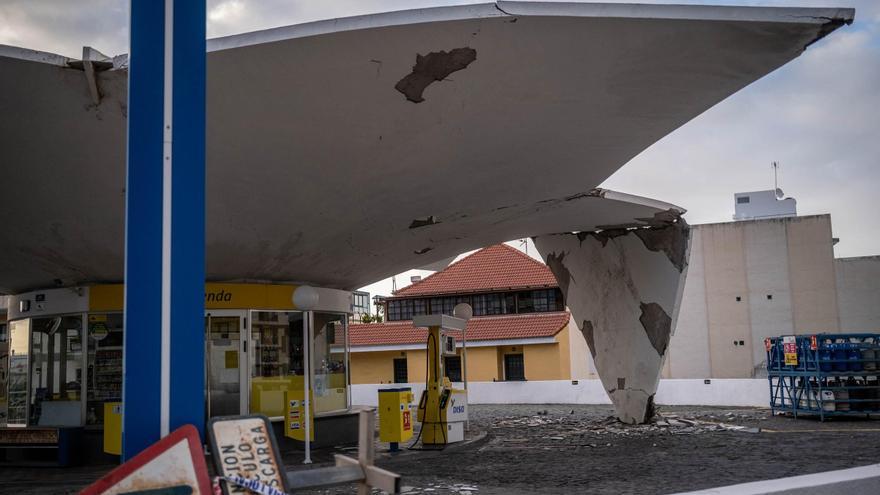 Daños en la gasolinera más especial de Tenerife: se cae parte del techo de La Estrella, en el Puerto de la Cruz