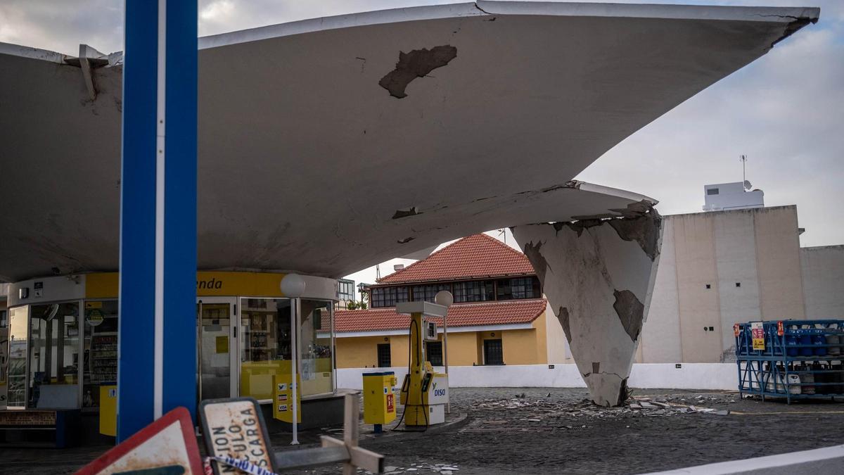 Se desploma parte del techo de la gasolinera La Estrella del Puerto de la Cruz.