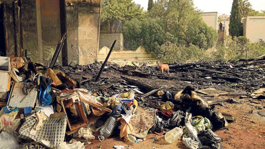 El humo de un incendio en un poblado de chabolas colapsa la Vía de Cintura