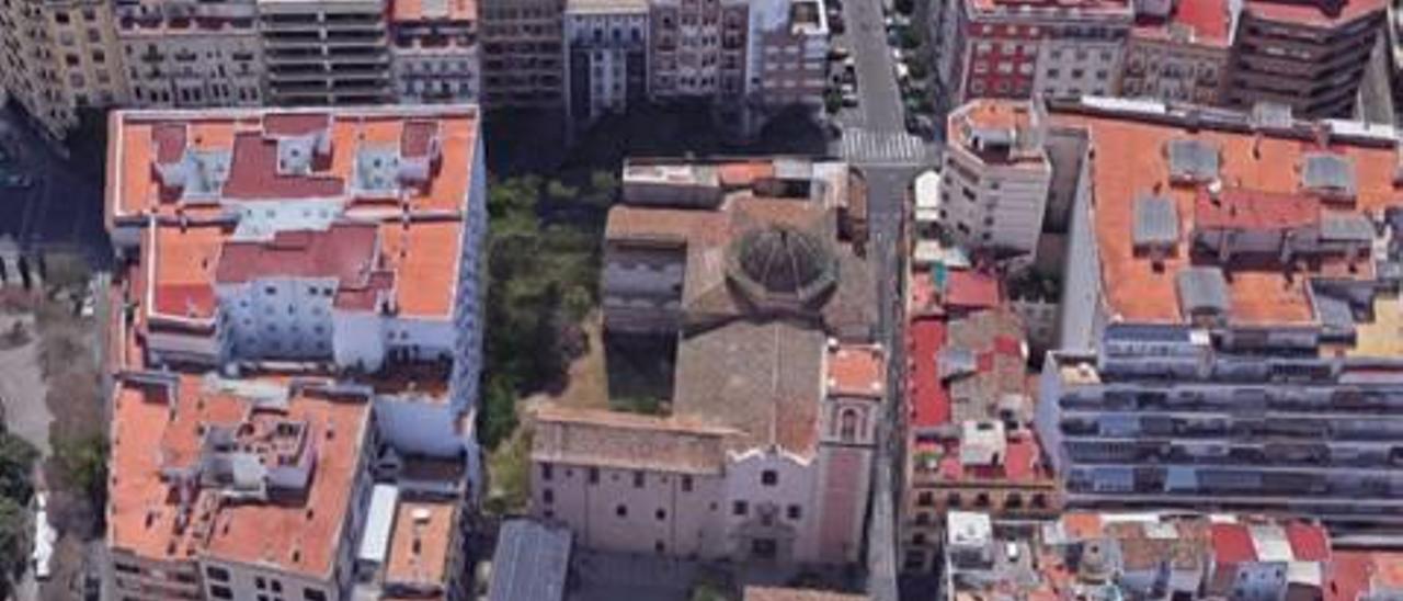 Vista del solar que da la plaza del Pilar y a la calle Guillem de Castro, donde se hará el edificio.