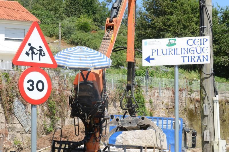 Trabajadores al aire libre, en julio, refugiándose del calor con sombrillas. | G.N.