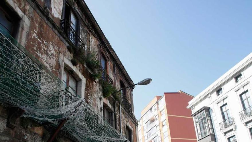 Colocan una malla en un edificio en ruinas