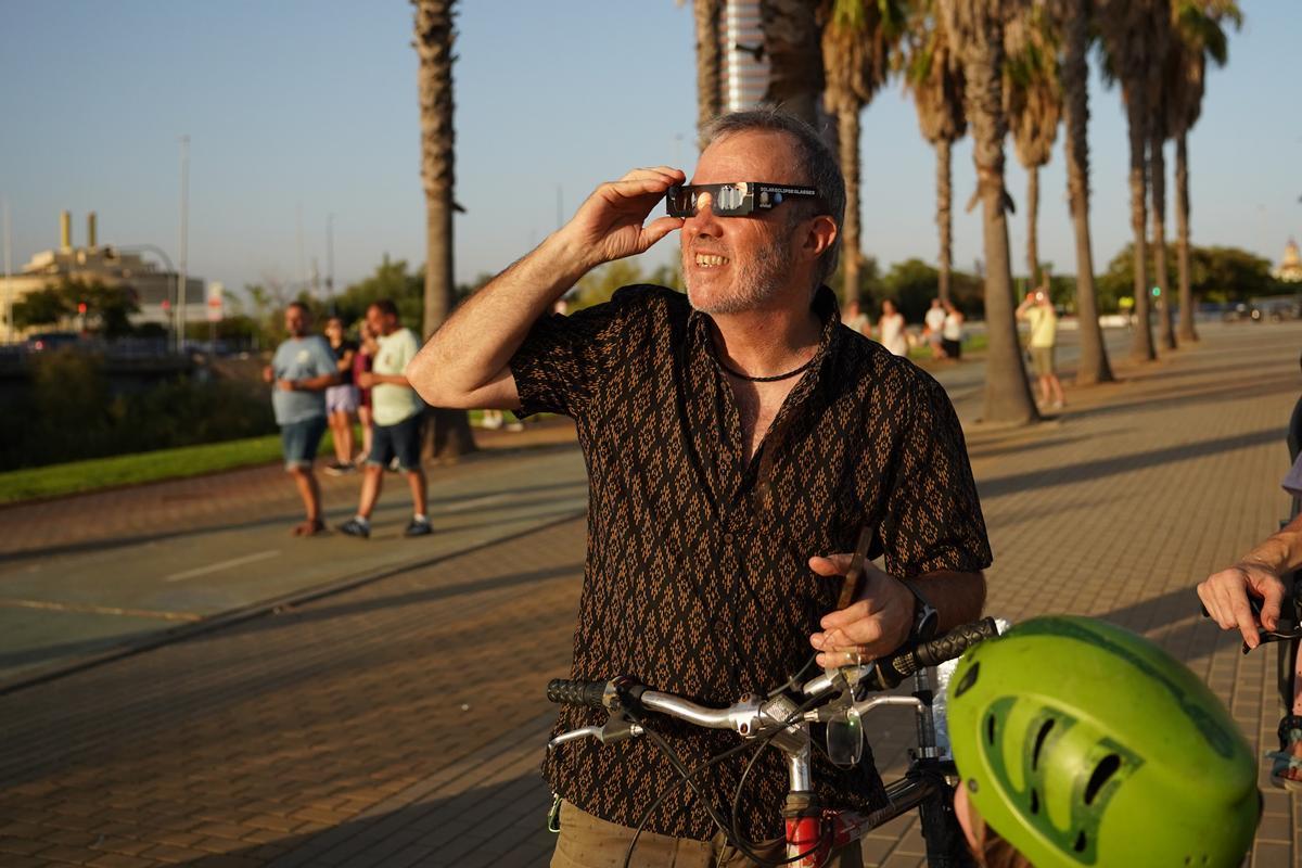 En imágenes: así han vivido los sevillanos el eclipse solar