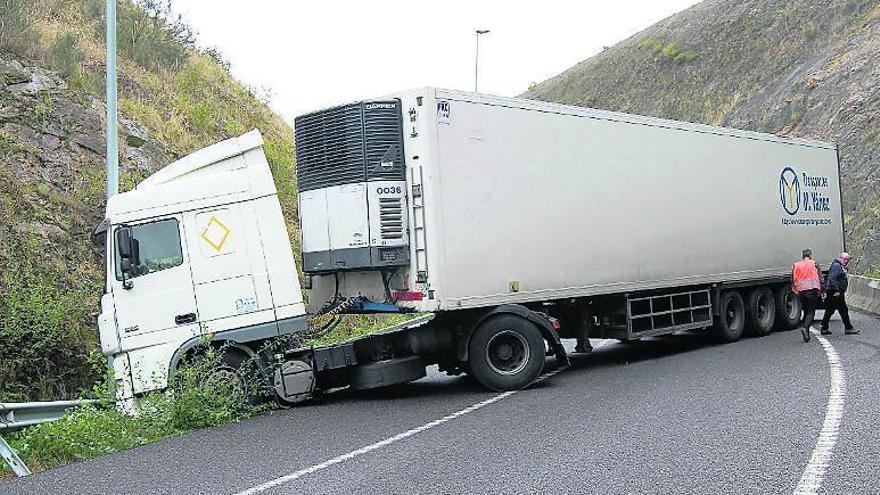 Cuatro horas cortado el acceso centro de la A-52