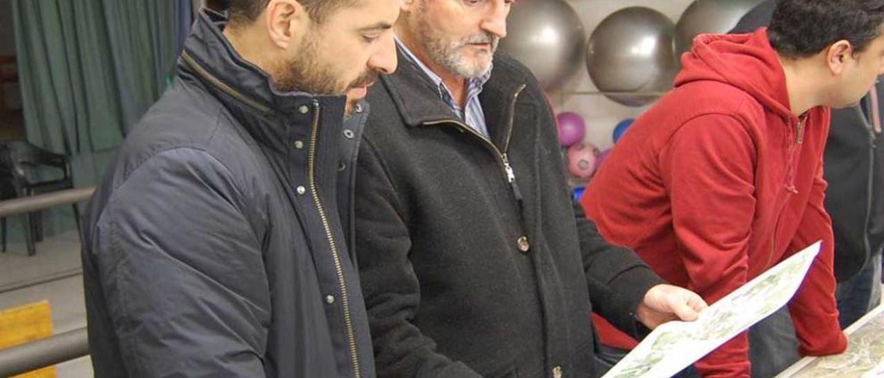 presentaciones conjuntas de gobierno y oposición. El alcalde de Siero, el socialista Ángel García, y el edil de Foro José Manuel Miranda muestran su buena sintonía durante la presentación del proyecto de saneamiento de Granda, incluido en el presupuesto aprobado con el apoyo de ambas formaciones y PVF.