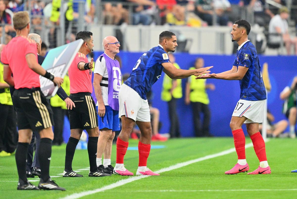 Saliba deja su sitio a Lacroix por lesión en el primer cambio del partido. Saliba deja su sitio a Lacroix por lesión en el primer cambio del partido.