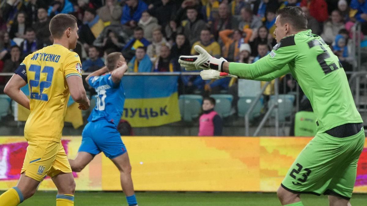 Lunin, enfadado, recrimina a sus defensas mientras Gudmundsson corre a celebrar el 0-1.