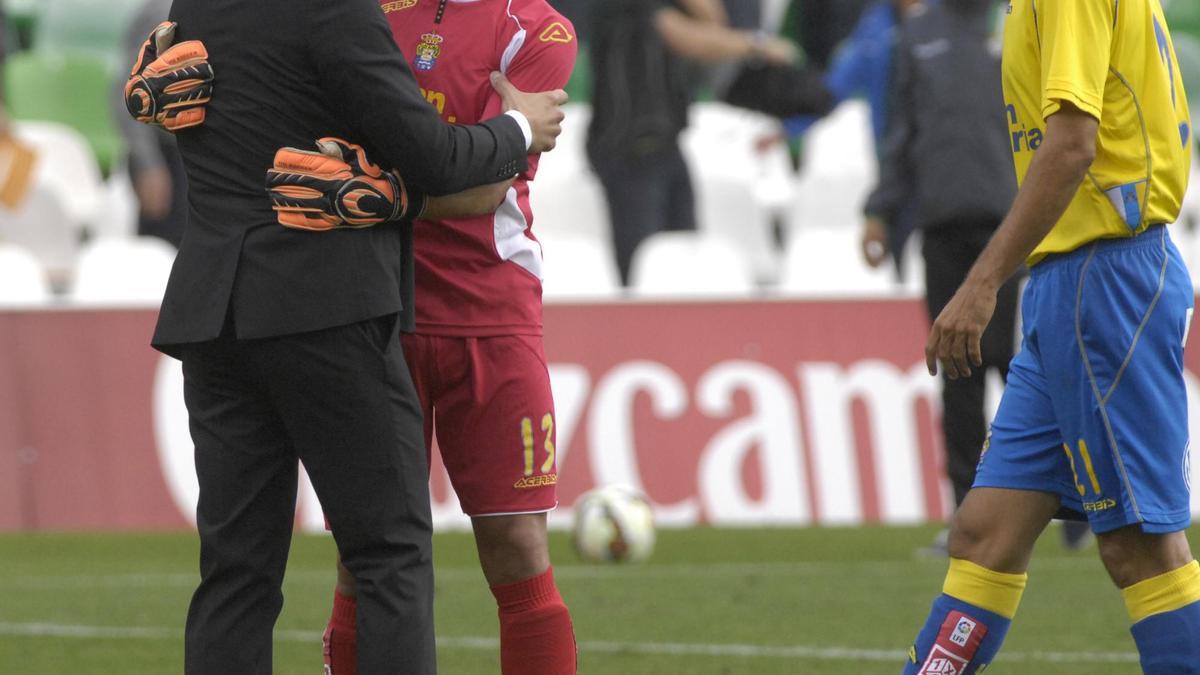 Valerón (derecha) pasa junto a Casto y Julio Velázquez en su última visita al Villamarín, en la 2014-15 / Manuel Gómez