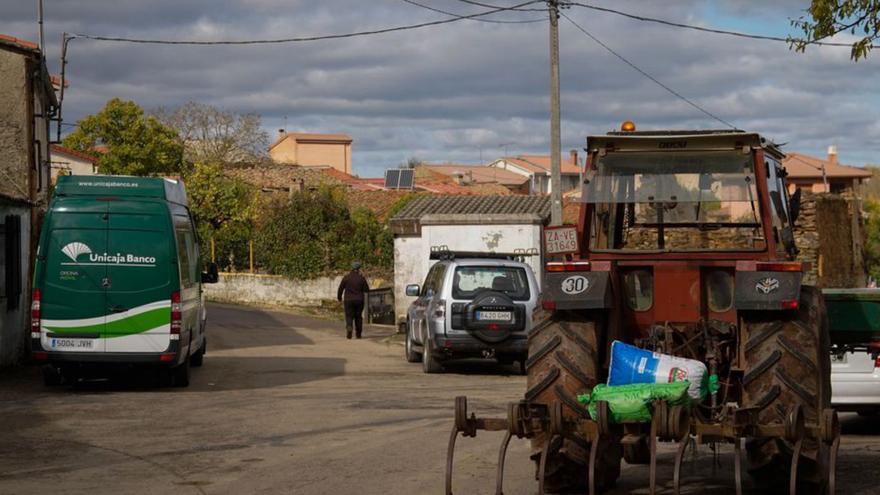 Furgoneta de banca móvil en un pueblo de Zamora.