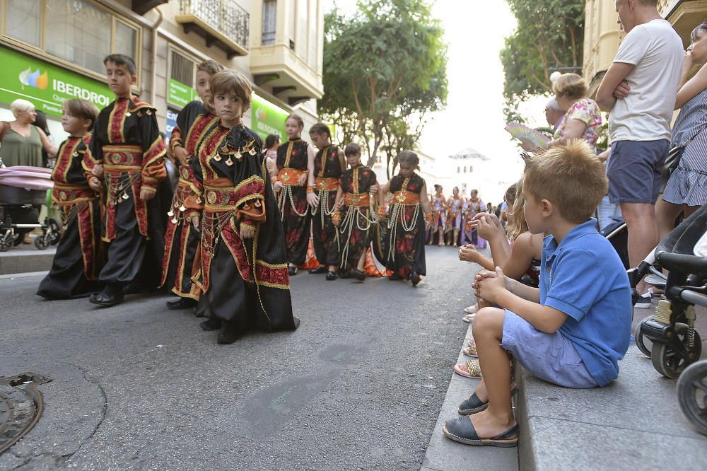 Los Moros y Cristianos reúnen a 350 niños en un desfile por las calles de Elche y la Gestora de Festejos Populares celebra una fiesta infantil en el Paseo de la Estación