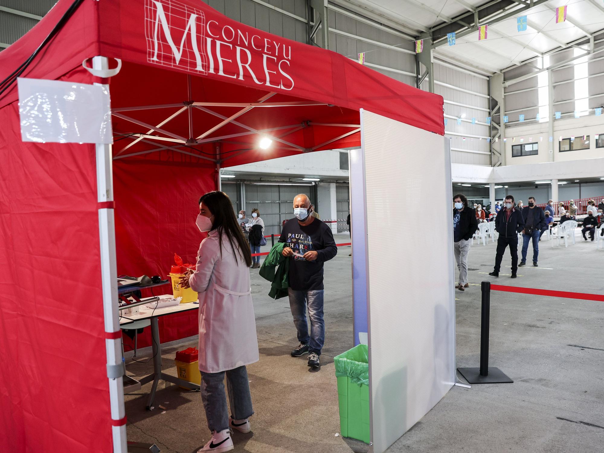 Vacunaciones masivas en el recinto Ferial de Santullano, en Mieres