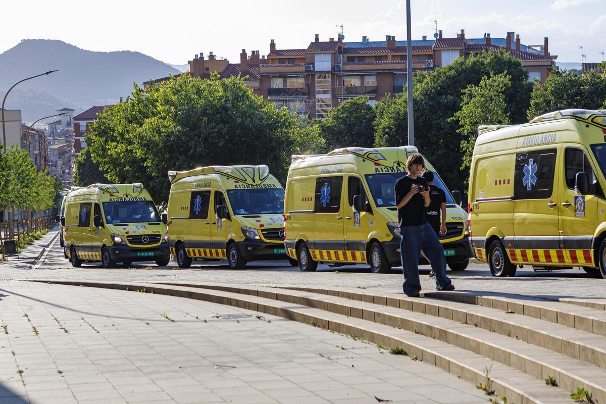 Filra d'ambulàncies al carrer Nou de Santa Clara aquest dilluns al capvespre