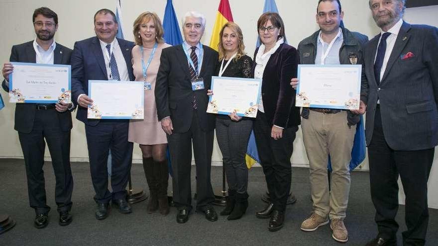 Por la izquierda, Enrique Fernández (alcalde de San Martín del Rey Aurelio), César Álvarez (regidor de Vegadeo), María José Platero (presidenta de Unicef Comité Principado de Asturias), Gustavo Suárez Pertierra, Gema Álvarez (alcaldesa de Lena), Pilar Varela, Miguel Ángel Álvarez (concejal de Mieres) y García Palacios, ayer, en el acto.