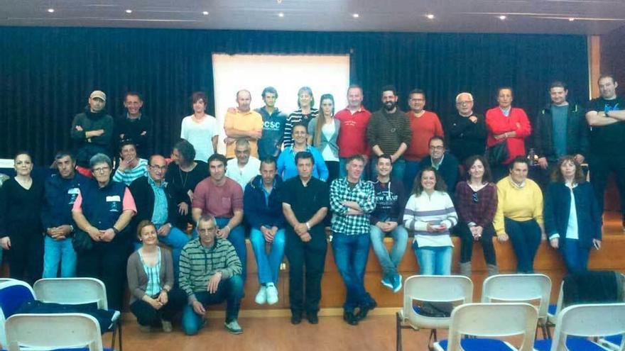 Foto de familia del encuentro de ayer en la Casa de Cultura de Ribadesella.