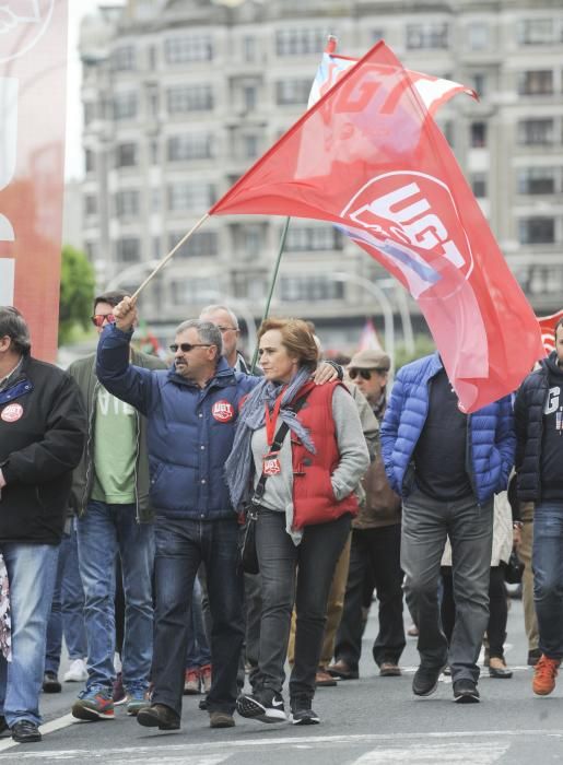 Unas 4.000 han secundado la manifestación convocada por UGT y CCOO que ha arrancado A Palloza y ha terminado en la plaza de Ourense, ante la Delegación del Gobierno en Galicia.