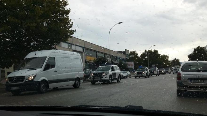 Imatge dels vehicles de la Guàrdia Civil a Bufalvent