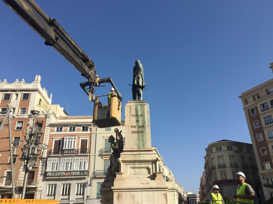 Desmontaje de la escultura 'Alegoría del Trabajo' del monumento de Larios.